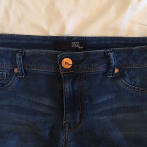 1822 Medium Wash EXCELLENT pre-owned condition